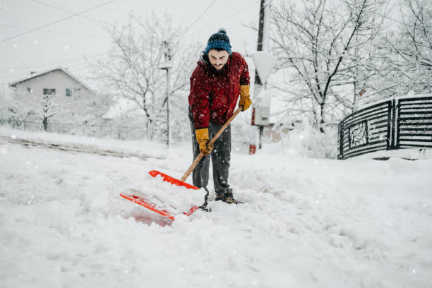 Avoid Back Pain: Tips for Scoliosis Patients Shoveling Snow